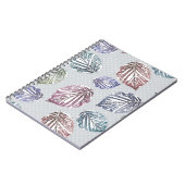 明るい離れグレーの背景に開いた作業の ノートブック (左側)