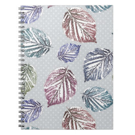 明るい離れグレーの背景に開いた作業の ノートブック