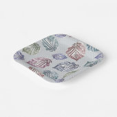 明るい離れグレーの背景に開いた作業の ペーパープレート (傾斜あり)