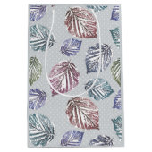 明るい離れグレーの背景に開いた作業の ミディアムペーパーバッグ (正面)