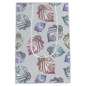 明るい離れグレーの背景に開いた作業の ミディアムペーパーバッグ (裏面)