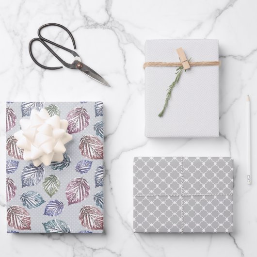 明るい離れグレーの背景に開いた作業の ラッピングペーパーシート (正面)