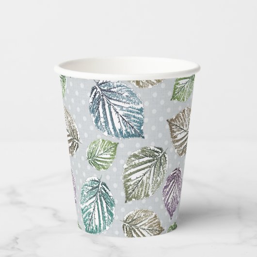 明るい離れグレーの背景に開いた作業の 紙コップ (正面)