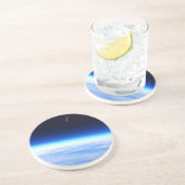 明るい青い地球の上の三日月白熱［赤熱］光を放つ コースター (側面)