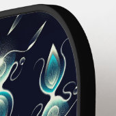 明るい青い宝石の上品な白熱［赤熱］光を放つ外観 ピックルボールラケット (左詳細)