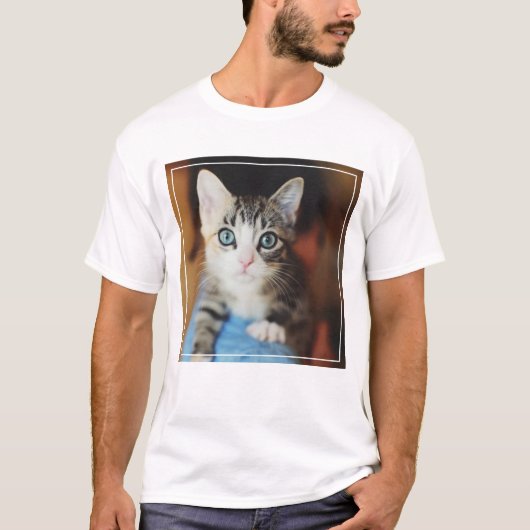 明るい青い瞳の子猫 Tシャツ (正面)