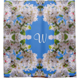 明るい青い空、白いリンゴの花モノグラム シャワーカーテン