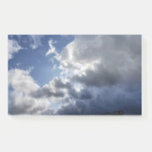 明るい青お洒落いコーニッシュ空のふわふわした雲