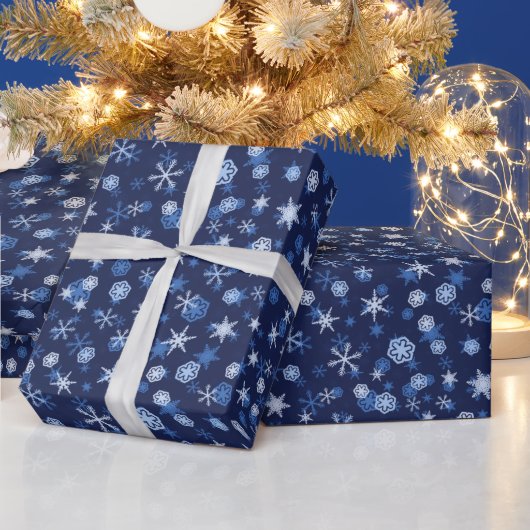 明るい青と冬の白い雪片パターン ラッピングペーパー (クリスマス)