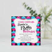 明るい青と熱いピンクのカップケーキの柄 招待状 (スタンド正面)