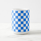 明るい青と白の市松模様 コーヒーマグカップ (中央)