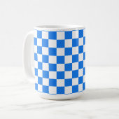 明るい青と白の市松模様 コーヒーマグカップ (正面左)