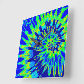 明るい青と緑のスパイラル絞り染め時計 スクエア壁時計 (傾斜)