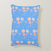 明るい青のピンクのドットのパターン アクセントクッション (裏面(縦))