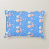 明るい青のピンクのドットのパターン アクセントクッション (裏面)