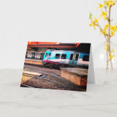 明るい青の列車、橋の下 カード (黄色い花)