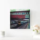 明るい青の列車、橋の下 スクエア壁時計 (ホーム)