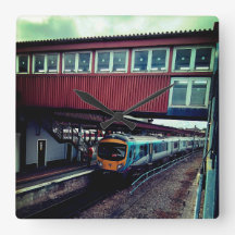 明るい青の列車、橋の下