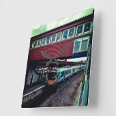 明るい青の列車、橋の下 スクエア壁時計 (傾斜)