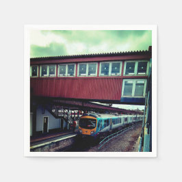 明るい青の列車、橋の下 スタンダードカクテルナプキン