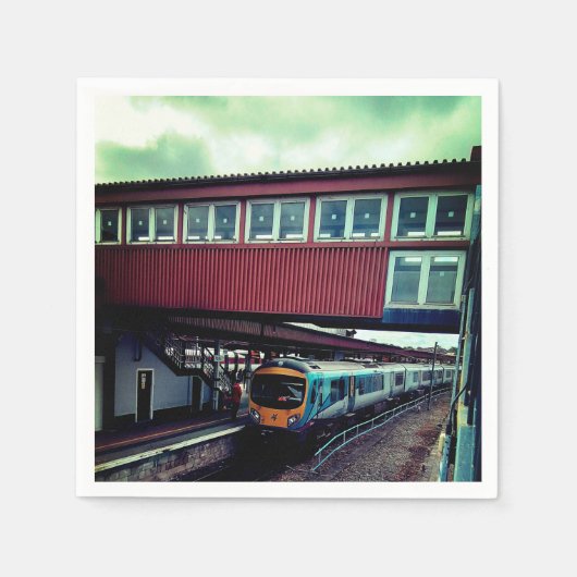 明るい青の列車、橋の下 スタンダードカクテルナプキン (正面)