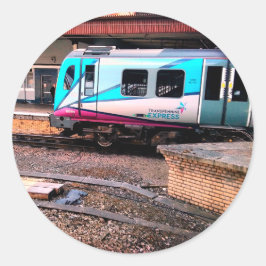 明るい青の列車、橋の下 ラウンドシール