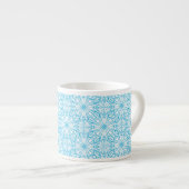 明るい青の白い幾何対称パターン エスプレッソカップ (正面右)