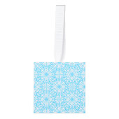 明るい青の白い幾何対称パターン キューブオーナメント (正面)