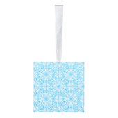 明るい青の白い幾何対称パターン キューブオーナメント (右)