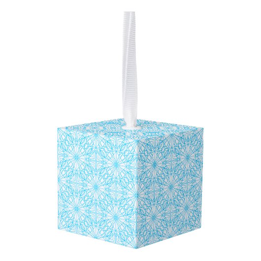 明るい青の白い幾何対称パターン キューブオーナメント (裏面アングル)