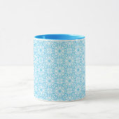 明るい青の白い幾何対称パターン マグカップ (中央)