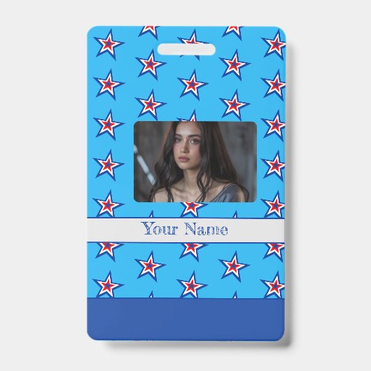 明るい青の赤と白の星のパターンバッジ バッジ (正面)