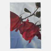 明るい青空に赤いバラ キッチンタオル (縦)