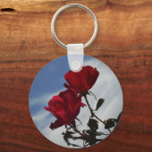 明るい青空に赤いバラ キーホルダー (正面)