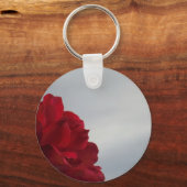 明るい青空に赤いバラ キーホルダー (正面)