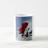 明るい青空に赤いバラ コーヒーマグカップ (中央)