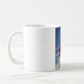 明るい青空に赤いバラ コーヒーマグカップ (左)