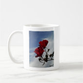 明るい青空に赤いバラ コーヒーマグカップ (左)