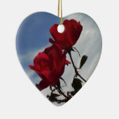 明るい青空に赤いバラ セラミックオーナメント (右)