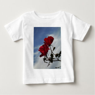 明るい青空に赤いバラ ベビーTシャツ