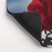 明るい青空に赤いバラ マウスパッド (コーナー)