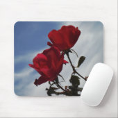 明るい青空に赤いバラ マウスパッド (マウス)