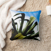 明るい青空を持つ緑のアロエ植物 クッション (ブランケット)