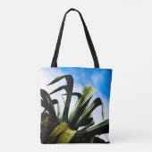 明るい青空を持つ緑のアロエ植物 トートバッグ (裏面)
