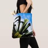 明るい青空を持つ緑のアロエ植物 トートバッグ (クローズアップ)