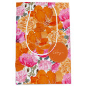 明るい鮮やかピンクのオレンジ色のフローラ&モノグラム名 ミディアムペーパーバッグ (正面)