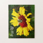 明るい黄色い野草の花にハチをさわる ジグソーパズル (縦)