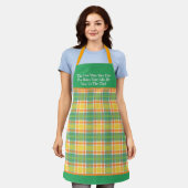 明るい黄色と緑の格子縞の夏 エプロン (着用した状態)