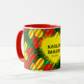 明るい黄色と赤の花と緑のマグカップ マグカップ (正面左)