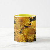 明るい黄色のキクの花 フラワーマグ マグカップ (中央)